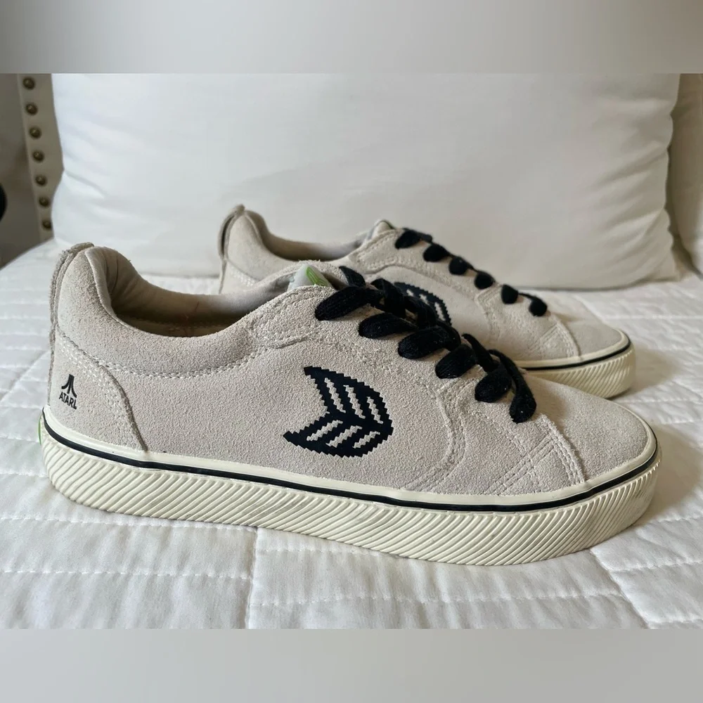 Cariuma X Atari OCA Shoes Womens Sz 7 In Vintage White Gray Suede Sneakers retro